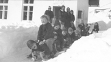 Ragazzi con slittino,  scuola elementare di Ornella, inverno 1971, archivio celestino Vallazza